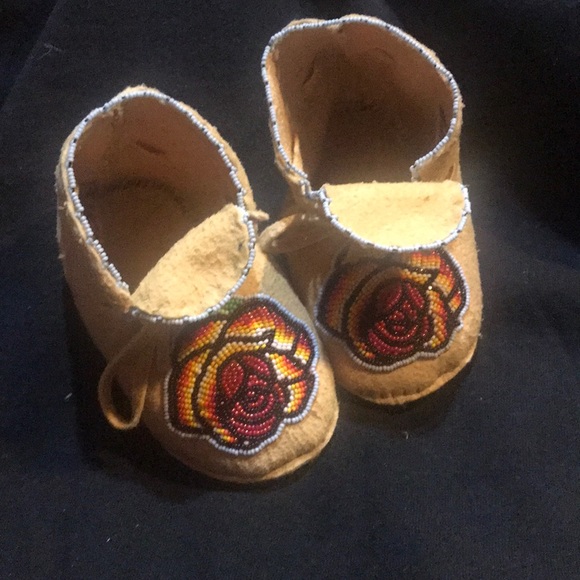Native American beaded deer hide baby moccasins - Picture 3 of 4
